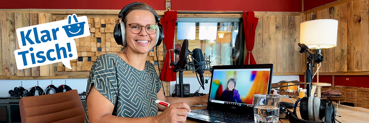 Zwei Frauen im Podcaststudio