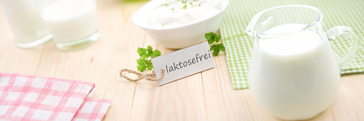 Laktosefreie Milch und Jogurt auf einem Tisch