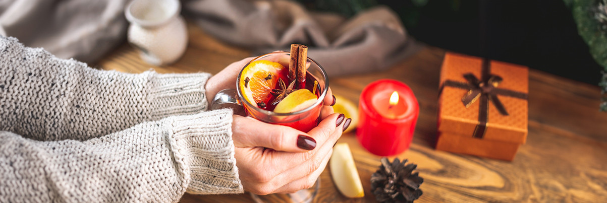 Frauenhände halten einen Glühwein