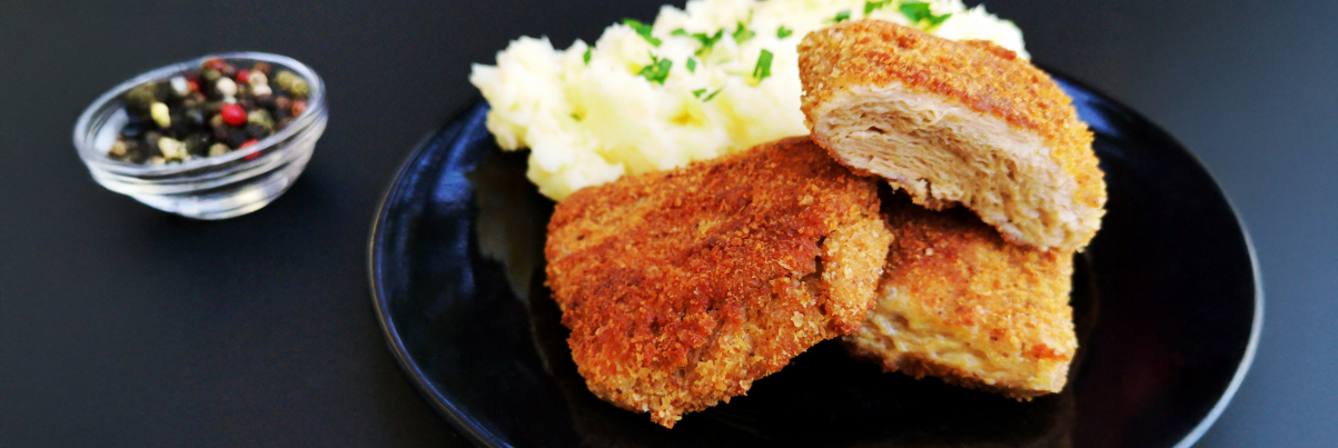 Veganes Schnitzel auf einem Teller Veganes Schnitzel auf einem Teller
