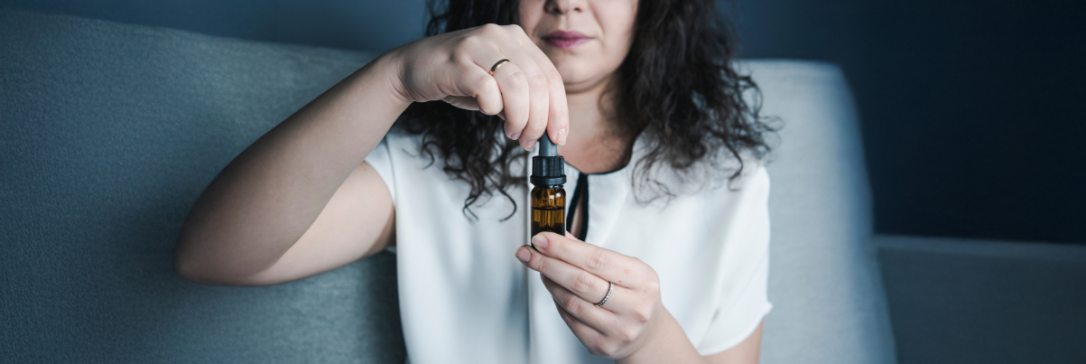 Frau, die cbd-Tropfen hält Frau, die cbd-Tropfen hält