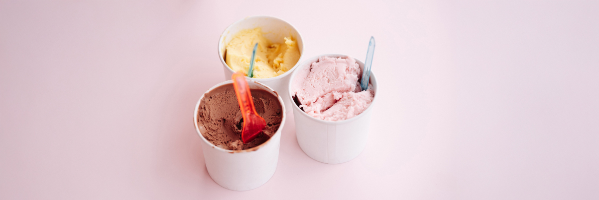 Eisbecher mit drei verschiedenen Eissorten Eisbecher mit drei verschiedenen Eissorten
