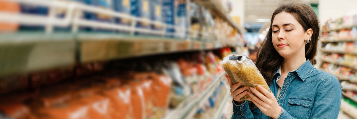 Frau vor dem Regal im Supermarkt Frau vor dem Regal im Supermarkt