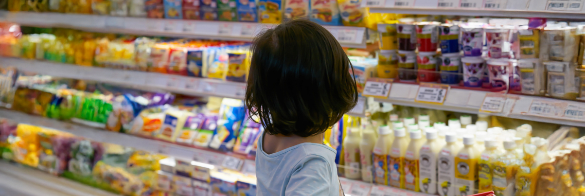 Kind vor dem Kühlregal im Supermarkt Kind vor dem Kühlregal im Supermarkt